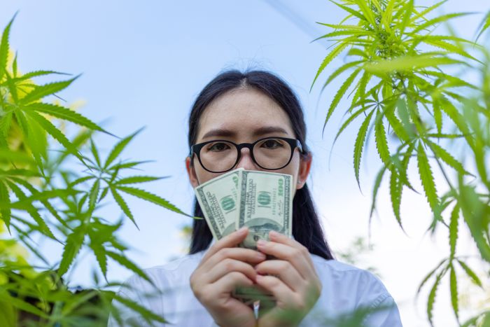 girl-cash-buying-cannabis